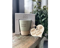 Creaties van Hier - Mok met houten hartje - Beker - Trots op jou - Keramiek - Ceramics - 9 x 8 cm