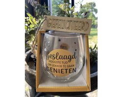 Creaties van Hier - waterwijnglas met de tekst; Hoera geslaagd + houten label Gefeliciteerd / diploma / geslaagd / cadeau