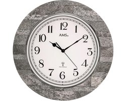De AMS F5570 is een hoogwaardige draadloze wandklok met een diameter van 50 cm en een diepte van 5 cm. De ronde houten kast in antraciet geeft de wandklok een nobele, tijdloze uitstraling