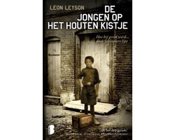 De jongen op het houten kistje