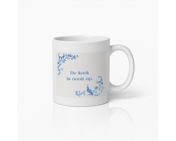 De Koek Is Nooit Op Mok 330ml – Grappige Nederlandse Spreuk Beker met Delfts Blauw Design – Perfect Cadeau voor Vrienden en Collega’s