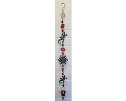 Deco theelichthouder "rood oog + gecko en zon" met metalen ketting - zwarte ketting & rode glazen stenen - lengte 120 cm - exclusief theelicht - Woondecoratie - Theelichthouder - Woonaccessoires