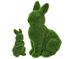 Decoratie beeld paashaas set - 2x stuks - kunst mos - polyresin - staand en zittend