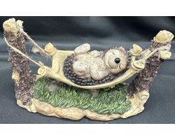 Decoratief beeld "egel in hangmat" - polyresin - meerkleurig + bruin - hoogte 10 x 15 x 15 cm - Woonaccessoires - Woondecoratie - Decoratieve beelden