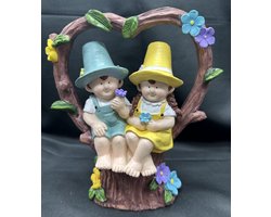Decoratief beeld "Hart boom met jongen en meisje"- Blauwe + Gele hoed - meerkleurig - polyresin - Hoogte 20 x 18 x 10 cm - Woonaccessoires - Tuinaccessoires - Tuindecoratie