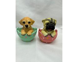 Decoratieve beeldjes "hondjes in tas" - Set van 2 stuks - meerkleurig + roze + groen - polyresin - hoogte 11 x 8 x 5 cm - Woonaccessoires - Woondecoratie