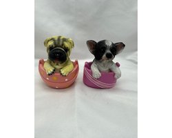 Decoratieve beeldjes "hondjes in tas" - Set van 2 stuks - meerkleurig + roze - polyresin - hoogte 11 x 8 x 5 cm - Woonaccessoires - Woondecoratie