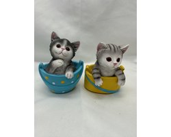 Decoratieve beeldjes "katjes in tas" - Set van 2 stuks - meerkleurig + blauw + geel - polyresin - hoogte 11 x 8 x 5 cm - Woonaccessoires - Woondecoratie
