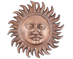 Decoratieve muur sculptuur van een zon - handgemaakt Vastu beeldje voor geluk en energie in huis - koper - 10 inch