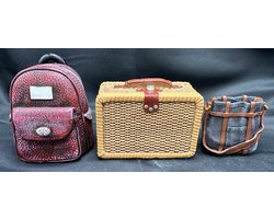 Decoratieve polyresin beeldjes "rugzak/koffer/handtas" - Set van 3 stuks - rood/beige/blauw - hoogte 9x8x7cm/7x9x9cm/5x5x5cm - Woonaccessoires - Decoratieve beeldjes