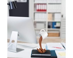 Decoratieve sculptuur van een zwevende koffiemok – Mini-decoratie met 'morsend' effect – Kunststof koffiemok met opspattende koffie – Cadeau en decoratie voor familie en vrienden (Bruin)