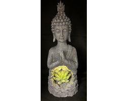 Decoratieve solarlamp "zittende boeddha" - Grijs - polyresin - met kunststof plant en LED - Staand model - hoogte 29 x 13 x 11 cm - Tuindecoratie - Tuinverlichting - Boeddha's