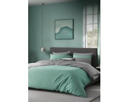 Dekbedovertrek – Dubbelzijdig – Saliegroen/Grijs – Verrijkt met Katoen – 160x220 cm – Eenpersoons – Zacht & Ademend – Omkeerbaar Design – Inclusief 1 stuk Hoeslaken & 1 stuk Kussensloop – Onderhoudsvriendelijk & Duurzaam – De Linde Home