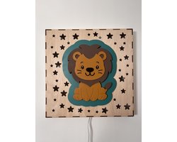 Design2Laser Kinderkamer Lamp Leeuw met sterren - houten wandlamp van Berkenhout - Safari Babykamer Decoratie - 40x40 cm