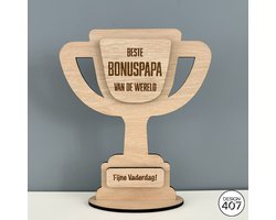 Design407 - Trofee Beste Bonuspapa / Fijne Vaderdag - 18 x 15 cm - Beker - Kampioen - Hout - Houten Decoratie - Stiefvader - Bonus papa - Cadeau voor Hem - Verjaardag cadeau - Gift - Cadeautje - Vaderdag cadeautje - Cadeau voor papa - Vaderdag