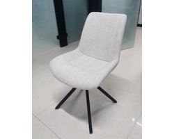 Designstoel, eetkamerstoel, vergaderstoel. Open stoel zonder armleuning. Onderstel is zwart, 4 poots platte buis en 360 graden draaibaar. Stofkleur 110 zand. Alleen leverbaar per 4 stuks.