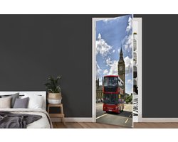 Deursticker Een rode bus midden in Londen - 95x215 cm - Deurposter