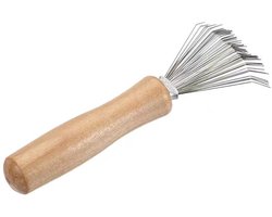 Deze 2-delige set reinigingsgereedschap voor haarborstels bestaat uit een reinigingskam en een reinigingsborstel met een houten handvat. U kunt hiermee borstels, kammen, badmatten, tapijten, vuil en pluisjes reinigen.