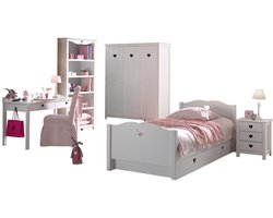 Deze Amori-combinatie bestaat uit een bed van 90x200 cm, een lattenbodem, een nachtkastje, een kledingkast met 3 deuren, een bureau, een boekenkast en een rolbed.