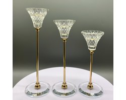 Deze set glazen kristallen kandelaars is compact en uitzonderlijk, perfect voor feestelijke decoraties.