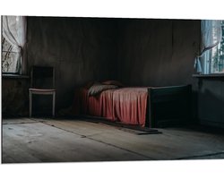 Dibond - Bed met Rood Dekbedovertrek in Houten Kamer - 90x60 cm Foto op Aluminium (Wanddecoratie van metaal)