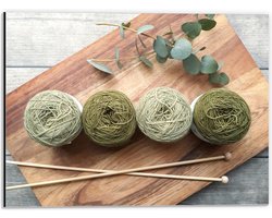 Dibond - Bollen Wol in Groene Tinten op Houten Bord - 40x30 cm Foto op Aluminium (Met Ophangsysteem)