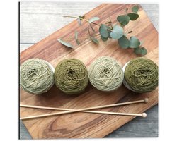 Dibond - Bollen Wol in Groene Tinten op Houten Bord - 50x50 cm Foto op Aluminium (Met Ophangsysteem)