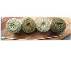 Dibond - Bollen Wol in Groene Tinten op Houten Bord - 60x20 cm Foto op Aluminium (Met Ophangsysteem)