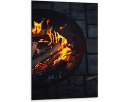 Dibond - Brandend Hout in Vuurkorf - 80x120cm Foto op Aluminium (Met Ophangsysteem)