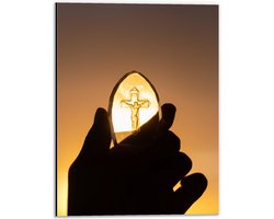 Dibond - Doorzichtige Steen met Christelijk Kruis tegen het Zonlicht - 30x40 cm Foto op Aluminium (Wanddecoratie van metaal)