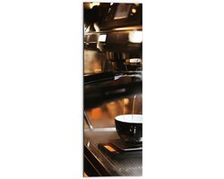 Dibond - Foto van Koffiekopje onder Professioneel Koffiezetapparaat - 30x90 cm Foto op Aluminium (Wanddecoratie van metaal)