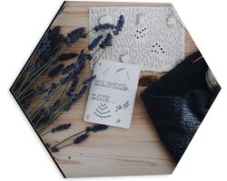 Dibond Hexagon - Bloemen - Lavendel - Tafel - Hout - Tekening - Papier - Tekst - Wol - Breien - 30x26.1 cm Foto op Hexagon (Met Ophangsysteem)
