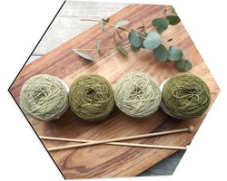 Dibond Hexagon - Bollen Wol in Groene Tinten op Houten Bord - 60x52.2 cm Foto op Hexagon (Met Ophangsysteem)