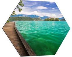 Dibond Hexagon - Houten Looppad op het Water in Berglandschap - 70x60.9 cm Foto op Hexagon (Met Ophangsysteem)