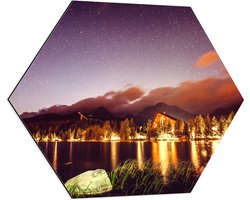 Dibond Hexagon - Sterrenhemel boven Lichtgevende Huisjes boven het Meer - 70x60.9 cm Foto op Hexagon (Met Ophangsysteem)
