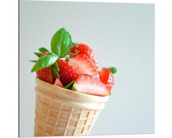 Dibond - Ijshoorn met Aardbeien   - 80x80cm Foto op Aluminium (Wanddecoratie van metaal)