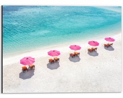 Dibond - Ligbedden onder Roze Parasols op het Witte Strand bij Blauwe Oceaan - 40x30 cm Foto op Aluminium (Wanddecoratie van metaal)