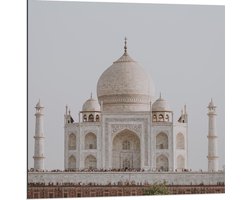 Dibond -  Mausoleum Taj Mahal met Grijze Lucht - 80x80cm Foto op Aluminium (Wanddecoratie van metaal)