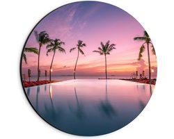 Dibond Muurcirkel - Palmbomen bij Ligbedden aan het Water tijdens de Avondzon - 20x20 cm Foto op Aluminium Muurcirkel (met ophangsysteem)
