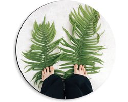 Dibond Muurcirkel - Voeten op Groene Varen Planten - 40x40 cm Foto op Aluminium Muurcirkel (met ophangsysteem)