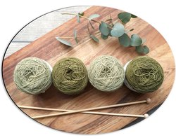 Dibond Ovaal - Bollen Wol in Groene Tinten op Houten Bord - 56x42 cm Foto op Ovaal (Met Ophangsysteem)