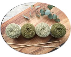 Dibond Ovaal - Bollen Wol in Groene Tinten op Houten Bord - 68x51 cm Foto op Ovaal (Met Ophangsysteem)