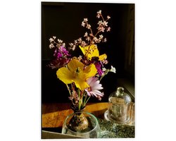 Dibond - Paars/Geel Bloemboeket op Salontafel - 40x60cm Foto op Aluminium (Met Ophangsysteem)