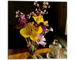 Dibond - Paars/Geel Bloemboeket op Salontafel - 50x50cm Foto op Aluminium (Met Ophangsysteem)