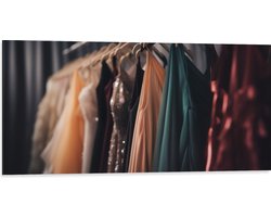 Dibond - Rek Vol Verschillende Kleuren Gala Jurken - 100x50 cm Foto op Aluminium (Met Ophangsysteem)
