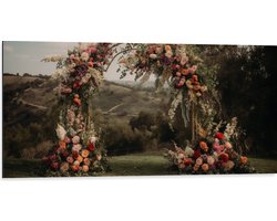 Dibond - Romantische Bloemenboog Midden in het Landschap - 100x50 cm Foto op Aluminium (Wanddecoratie van metaal)