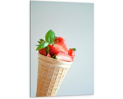 Dibond - Verse Aardbeien in IJshoorntje - 80x120 cm Foto op Aluminium (Wanddecoratie van metaal)