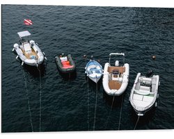 Dibond - Vijf Rubberen Bootjes Dobberend op het Water - 80x60 cm Foto op Aluminium (Wanddecoratie van metaal)