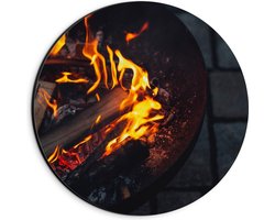 Dibond Wandcirkel - Brandend Hout in Vuurkorf - 20x20cm Foto op Aluminium Wandcirkel (met ophangsysteem)