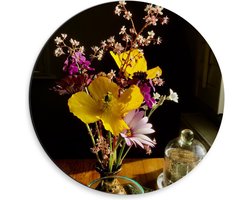 Dibond Wandcirkel - Paars/Geel Bloemboeket op Salontafel - 30x30cm Foto op Aluminium Wandcirkel (met ophangsysteem)
